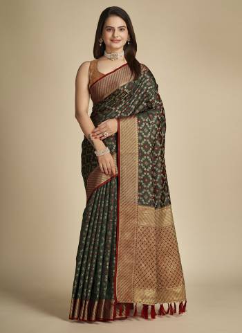 Garb This Partywear Saree Paired With Blouse In Fine Color.This Saree And Blouse Are Patola Silk Based Fabric With Weaving Banarasi Designer. Buy This Pretty Saree Now.