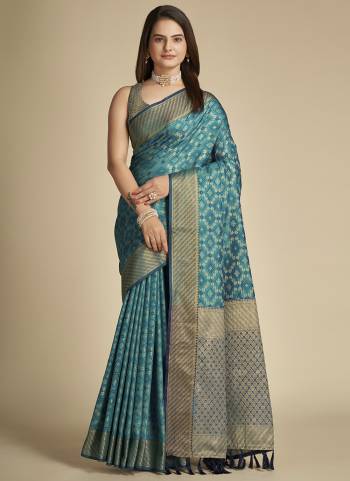 Garb This Partywear Saree Paired With Blouse In Fine Color.This Saree And Blouse Are Patola Silk Based Fabric With Weaving Banarasi Designer. Buy This Pretty Saree Now.