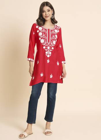 Garb These Beautiful Looking Readymade Kurti.These Kurti is Fabricated On Rayon.Its Beautified With Designer Lucknowi Chikankari Embroidery Work.