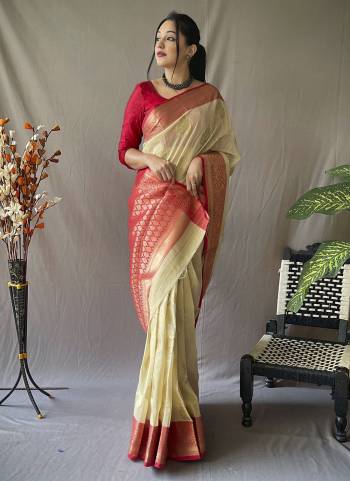 Garb These Party Wear Saree With Blouse in Fine Colored.These Saree And Blouse is Fabricated On Soft Linen.Its Beautified With Contrast Pallu Border Wevon Designer.