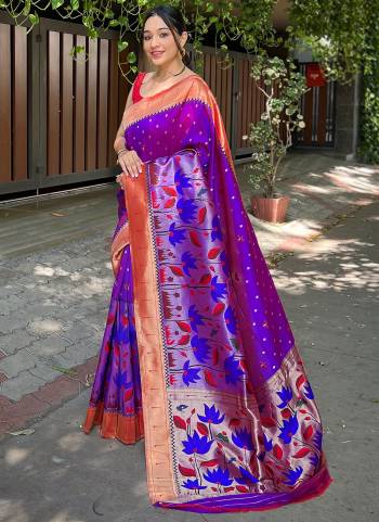 Garb These Party Wear Saree With Blouse in Fine Colored.These Saree And Blouse is Fabricated On Banarasi Silk.Its Beautified With Weaving Big Border,Reshan.Jari Designer.