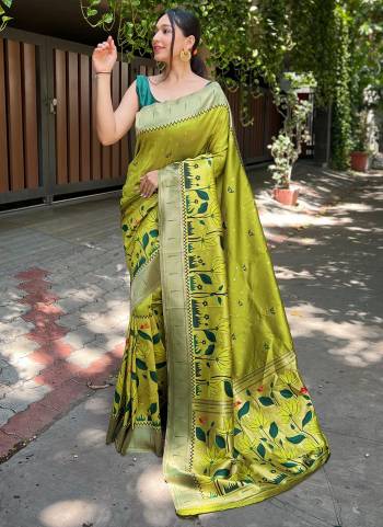 Garb These Party Wear Saree With Blouse in Fine Colored.These Saree And Blouse is Fabricated On Banarasi Silk.Its Beautified With Weaving Big Border,Reshan.Jari Designer.