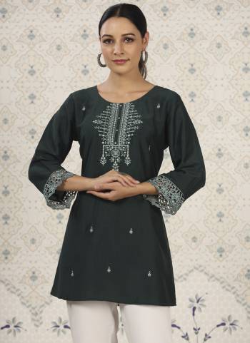 Attrective These Beautiful Looking Readymade Short Kurti.These Kurtis Fabricated On Chinon.Its Beautified With Designer Yoke Embroidery Work.