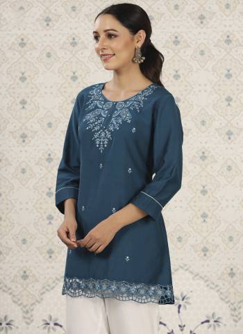 Attrective These Beautiful Looking Readymade Short Kurti.These Kurtis Fabricated On Chinon.Its Beautified With Designer Yoke Embroidery Work.