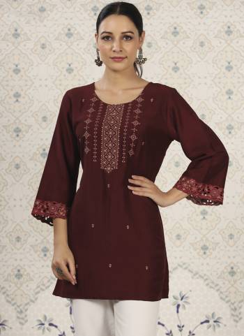 Attrective These Beautiful Looking Readymade Short Kurti.These Kurtis Fabricated On Chinon.Its Beautified With Designer Yoke Embroidery Work.