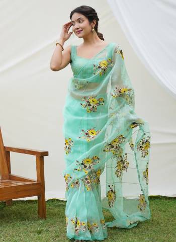 Attrective Looking These Party Wear Saree in Fine Colored.These Saree Are Organza And Blouse is Fabricated On Art Silk.Its Beautified With Designer Thread Embroidery Work.