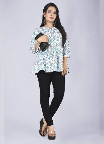 Garb These Beautiful Looking Readymade Short Kurti.These Kurti is Fabricated On Cambric Cotton.Its Beautified With Designer Printed.