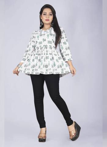 Garb These Beautiful Looking Readymade Short Kurti.These Kurti is Fabricated On Cambric Cotton.Its Beautified With Designer Printed.