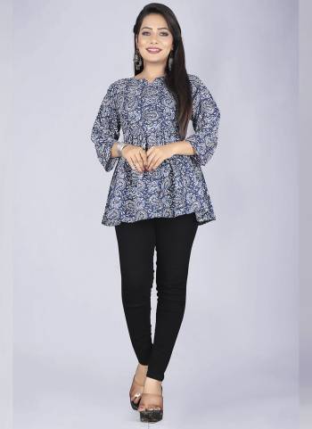 Garb These Beautiful Looking Readymade Short Kurti.These Kurti is Fabricated On Cambric Cotton.Its Beautified With Designer Printed.