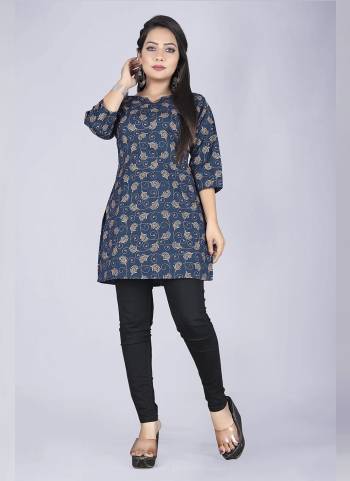 Attrective These Beautiful Looking Readymade Kurti.These Kurti is Fabricated On Cotton Blend.Its Beautified With Designer Tunic With Foil Printed.