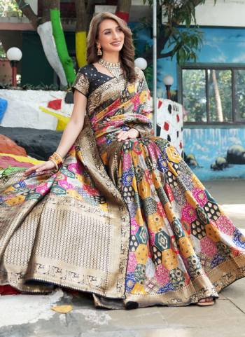 Grab These Festive Wear Saree in Fine Colored.These Saree Is Fabricated On Silk Pair With Silk Blouse.Its Beautified With Heavy Weaving Jari Designer.