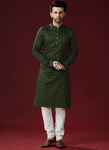 Grab These Festive Wear Mans Wear Kurta With Payjama in Fine Colored.These Kurta Payjama is Fabricated On Cotton.Its Beautified With Designer Printed.