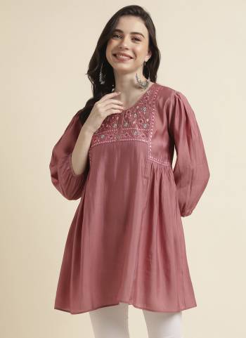 Atrective These Beautiful Looking Readymade Kurti.These Kurti is Fabricated On Chinon.Its Beautified With Designer Embroidery Work.