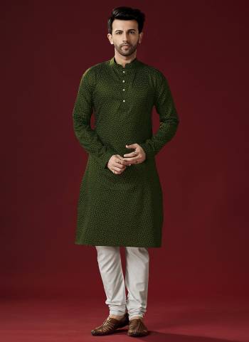 Grab These Festive Wear Mans Wear Kurta With Payjama in Fine Colored.These Kurta Payjama is Fabricated On Cotton.Its Beautified With Designer Printed.