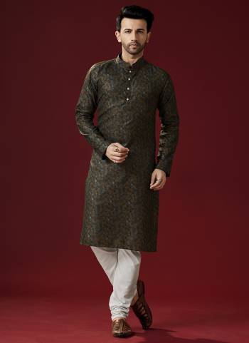 Grab These Festive Wear Mans Wear Kurta With Payjama in Fine Colored.These Kurta Payjama is Fabricated On Cotton.Its Beautified With Designer Printed.