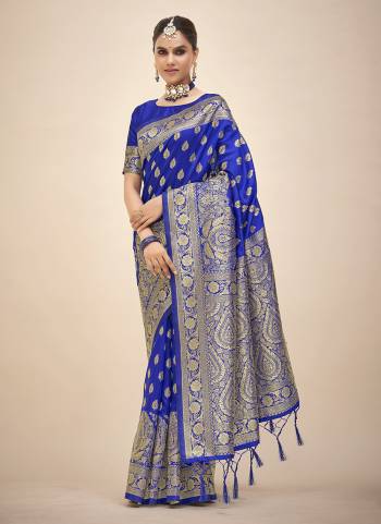 Attrective These Party Wear Saree in Fine Colored.These Saree And Blouse is Fabricated On Banarasi Silk Pair.Its Beautified With Weavon Jari Designer.