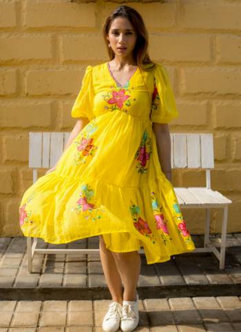 Attrective Looking These Beautiful Looking Readymade Long Kurti.These Kurti Are Kota Checks Fabricated.Its Beautified With Designer Digital Floral Printed.