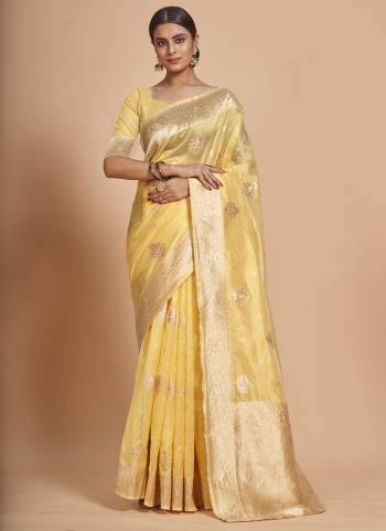 Garb This Partywear Saree Paired With Blouse In Fine Color.This Saree And Blouse Are Organza Based Fabric With Weaving Jacquard Designer. Buy This Pretty Saree Now.