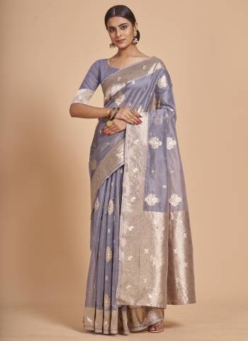 Garb This Partywear Saree Paired With Blouse In Fine Color.This Saree And Blouse Are Organza Based Fabric With Weaving Jacquard Designer. Buy This Pretty Saree Now.