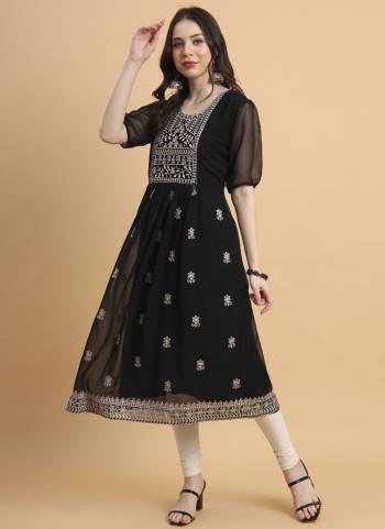 Garb These Beautiful Looking Readymade Long Kurti.These Kurti is Fabricated On Georgette.Its Beautified With Designer Thread Embroidery Work.