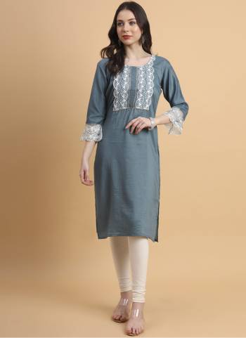 Garb These Beautiful Looking Readymade Long Kurti.These Kurti is Fabricated On Maska Cotton Silk.Its Beautified With Designer Thread Embroidery Work.