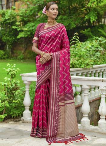 Garb These Festive Wear Saree in Fine Colored.These Saree And Blouse is Fabricated On Handloom Raw Silk.Its Beautified With Handloom Weavon Designer.