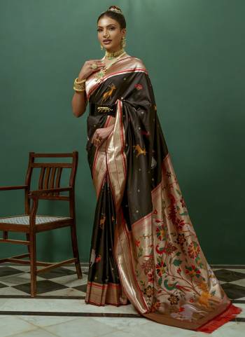 Garb These Festive Wear Saree in Fine Colored.These Saree And Blouse is Fabricated On Soft Paithani Silk.Its Beautified With Handloom Weavon Jari Designer.