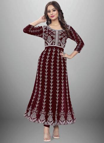 Grab These Beautiful Looking Readymade Long Kurti.These Kurti is Fabricated On Georgette.Its Beautified With Designer Chikankari Embroidery Work.