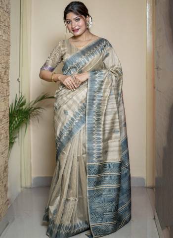 Attrective Looking These Festive Wear Saree in Fine Colored.These Saree And Blouse is Fabricated On Tussar Silk.Its Beautified With Traditional Wevon Designer.