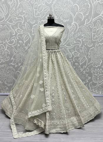 For A Fancy Designer Look,Grab These Lehenga Choli With Dupatta in Fine Colored.These Lehenga And Choli Are Net And Dupatta Are Fabricated On Soft Net Pair.Its Beautified With Designer Thread,Dori Embroidery, Diamond Work.