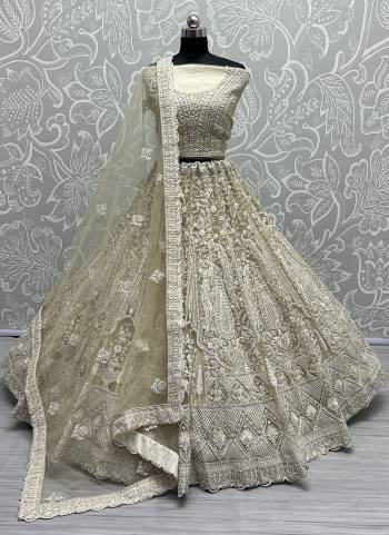 For A Fancy Designer Look,Grab These Lehenga Choli With Dupatta in Fine Colored.These Lehenga And Choli Are Net And Dupatta Are Fabricated On Soft Net Pair.Its Beautified With Designer Thread,Dori Embroidery, Diamond Work.