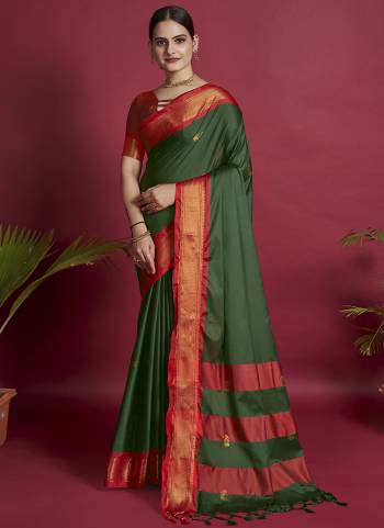 Attrective This Partywear Saree Paired With Blouse.This Saree And Blouse Are Lichi Soft Silk Based Fabric With Weaving Jari Designer. Buy This Pretty Saree Now.