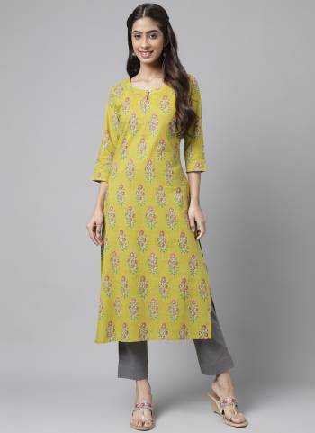 Grab These Beautiful Looking Readymade Kurti.These Kurti is Fabricated On Cotton.Its Beautified With Designer Floral Printed.