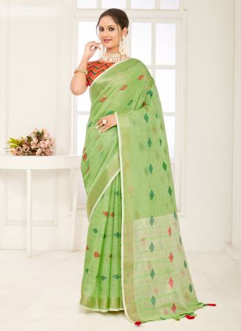 Garb These Party Wear Saree in Fine Colored.These Saree And Blouse is Fabricated On Linen.Its Beautified With Weavon Thread Designer.