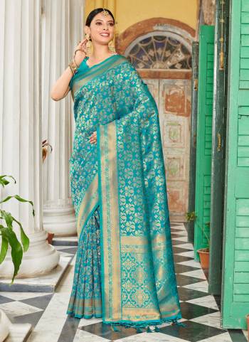 Garb These Party Wear Saree in Fine Colored.These Saree And Blouse is Fabricated On Banarasi Silk.Its Beautified With Weavon Jari Designer.