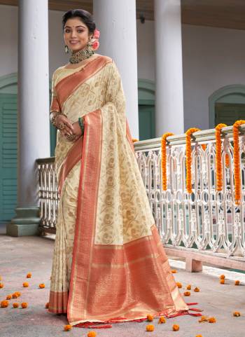 Garb These Party Wear Saree in Fine Colored.These Saree And Blouse is Fabricated On Banarasi Silk.Its Beautified With Heavy Weavon Designer.