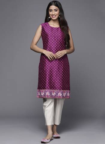 Attrective These Beautiful Looking Readymade Kurti.These Kurti is Fabricated On Poly Silk.Its Beautified With Designer Designer Printed.