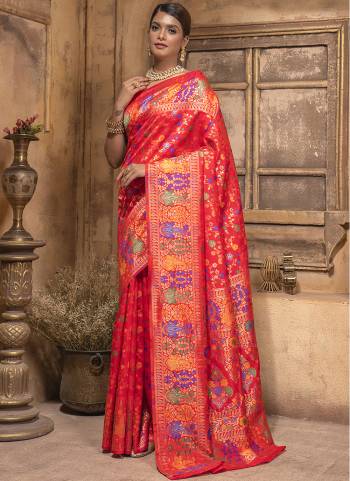 Garb These Party Wear Saree in Fine Colored.These Saree And Blouse is Fabricated On Banarasi Silk.Its Beautified With Wevon Jari Designer.