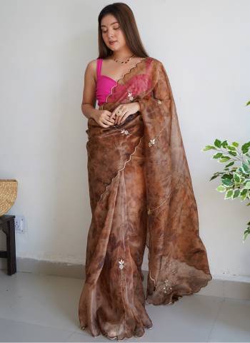 Attrective Looking These Party Wear Saree in Fine Colored.These Saree Are Organza And Blouse is Fabricated On Satin Banglori.Its Beautified With Digital Printed,Hand Work And Arco Cut Work.