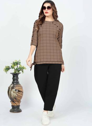 Attrective These Beautiful Looking Readymade Short Kurti.These Kurti is Fabricated On Cotton.Its Beautified With Wevon Lining Designer Hand Work.