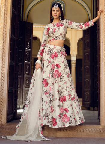 Attrective These Party Wear Lahenga Choli in Fine Colored.These Blouse And Lahenga Are Fabricated On Silk Pair With Net Dupatta.Its Beautified With Crushed With Designer Floral Printed.