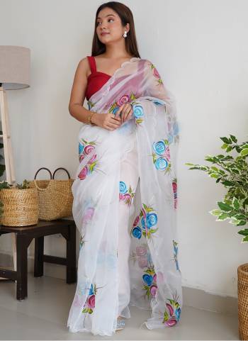 Attrective Looking These Party Wear Saree in Fine Colored.These Saree Are Organza And Blouse is Fabricated On Art Silk.Its Beautified With Designer Hand Foil Printed,Cut Work.