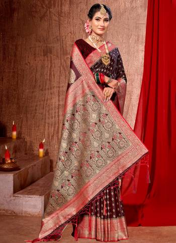 Garb These Party Wear Saree in Fine Colored.These Saree And Blouse is Fabricated On Banarasi Silk.Its Beautified With Weavon Jari Designer.