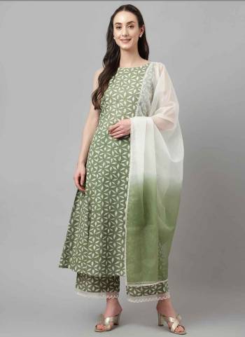 Attrective These Beautiful Looking Readymade Suits.These Top And Bottom Are Cotton And Dupatta Are Organza Fabricated.Its Beautified With Disigner Printed.