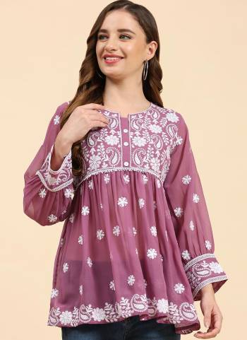 Grab These Beautiful Looking Readymade Short Kurti.These Kurti is Fabricated On Georgette.Its Beautified With Designer Embroidery Work.