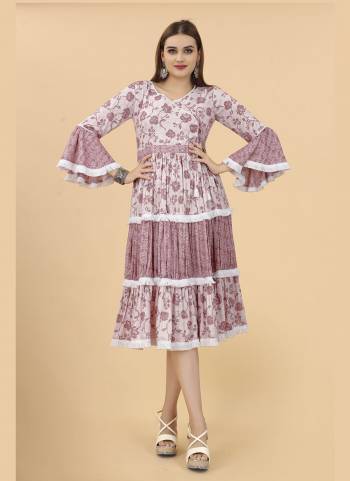 Attrective Looking These Beautiful Looking Readymade Kurti.These Kurti is Fabricated On Viscoce Rayon.Its Beautified With Designer Printed.