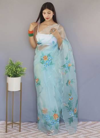 Attrective Looking These Party Wear Saree in Fine Colored.These Saree Are Organza And Blouse is Fabricated On Art Silk.Its Beautified With Designer Hand Print Work With Arco Cut Work.