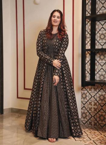 Attrective Looking These Beautiful Looking Readymade Long Gown With Shrug.These Gown Are Muslin And Shrug Muslin Fabricated .Its Beautified With Designer Digital Printed.