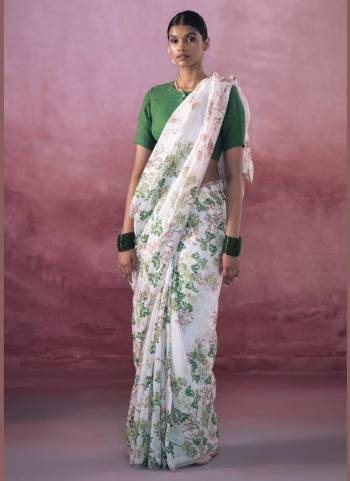 Garb These Party Wear Saree in Fine Colored.These Saree Are Linen And Blouse is Fabricated On Linen.Its Beautified With Designer Digital Printed.