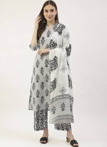 Garb These Beautiful Looking Readymade Suits.These Top And Bottom Are Cotton And Dupatta Are Cotton Fabricated.Its Beautified  With Disigner Printed.